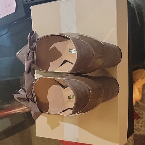 Pumps - Picture 2 of 5